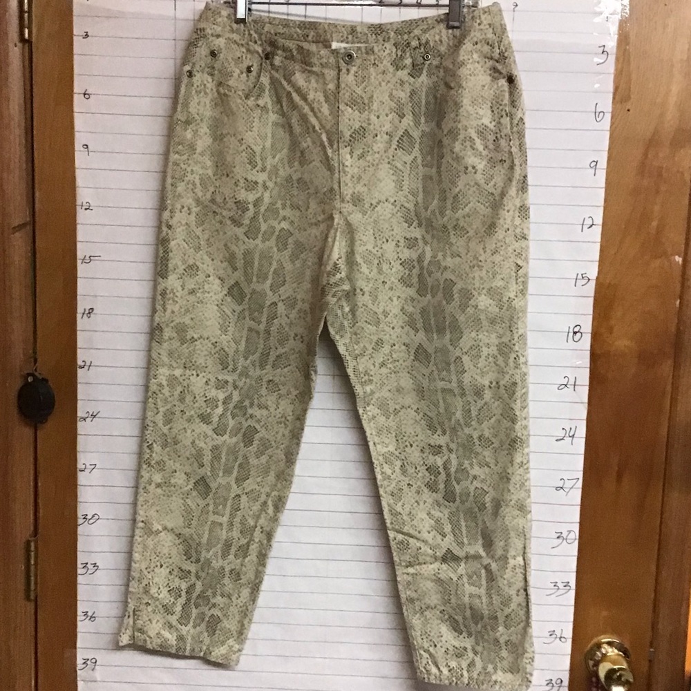 LIZ CLAIBORNE women’s jeans sz 14  snake skin pattern